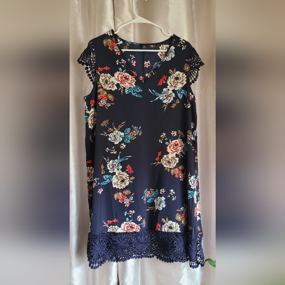 Women's black dress, Floral print, Is scalloped lace trim, Size XL or 12
